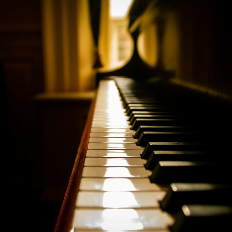 Klavierunterricht Tastatur eines Klaviers mit schwarzen und weißen Tasten in Nahaufnahme.